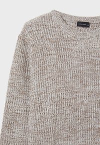 Maglione lavorato a maglia color marrone chiaro e crema con una texture a coste, con scollatura rotonda e etichetta all'interno del colletto.