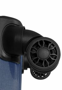 Zwarte wielassemblage bevestigd aan een blauwe stoffen reistas, met een gestructureerd oppervlak en een ingewikkeld spakenontwerp op het wiel.
