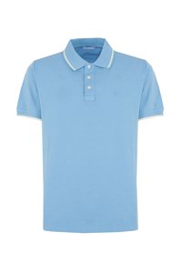 Polo shirt blu chiaro realizzato in cotone, presenta un'apertura con tre bottoni, colletto a costine con accenti bianchi e logo ricamato sul petto.