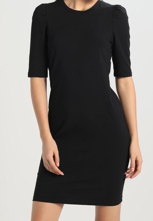 Zwarte jurk met korte mouwen gemaakt van rekbare stof. Heeft een aansluitende pasvorm, ronde halslijn en subtiele pofmouwen. Soepele textuur.