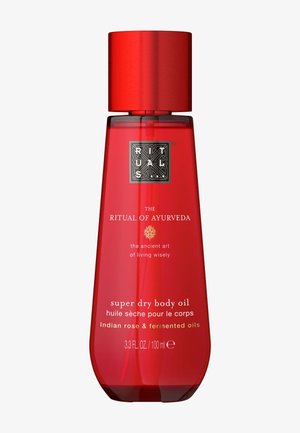 Rode fles Ritual of Ayurveda super droge lichaamsolie met Indiase roos en gefermenteerde oliën, 100 ml, met rode dop en zwart logo.