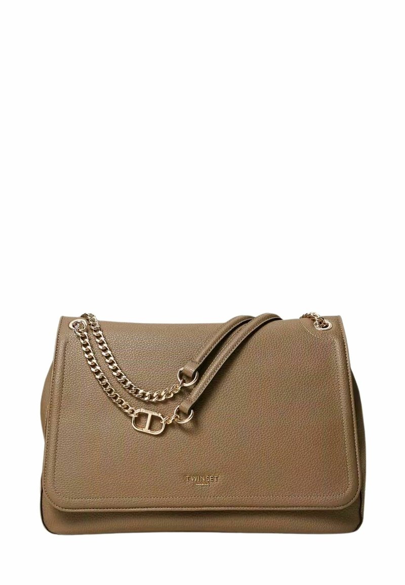 Borsa a spalla in pelle marrone con una finitura testurizzata, dotata di una tracolla a catena e un design con patta ripiegata. Marchiata con "TWINSET" sul fronte.