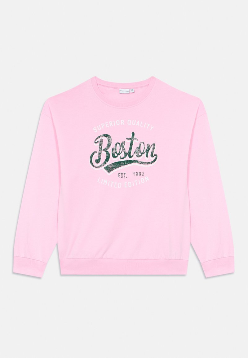 Felpa a maniche lunghe rosa chiaro con la scritta "Boston" in verde scuro e bianco, il testo aggiuntivo recita "Qualità Superiore" e "Edizione Limitata."