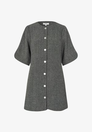 Grauer Fischgrätmantel mit kurzen Ärmeln, Rundhalsausschnitt und fünf silbernen Knöpfen vorne; gefertigt aus strukturiertem Stoff.