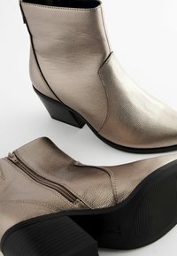 Next COMFORT metaliczny szary