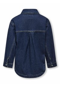 Tmavomodrá denimová košeľa s golierom na gombíky, vertikálnym švom a jedným gombíkom na manžetách. Klasický uvoľnený strih.