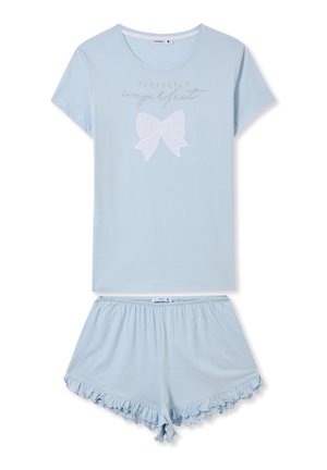 Set di pigiama azzurro chiaro con una maglietta a maniche corte caratterizzata da un fiocco ricamato bianco e la scritta "Perfectly Imperfect", abbinato a pantaloni corti con volant.