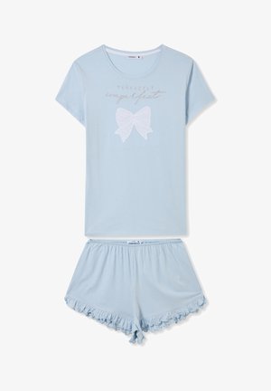 Set di pigiama azzurro chiaro con maglia a maniche corte con design di fiocco bianco e scritta in paillettes. I pantaloncini hanno un orlo arricciato.