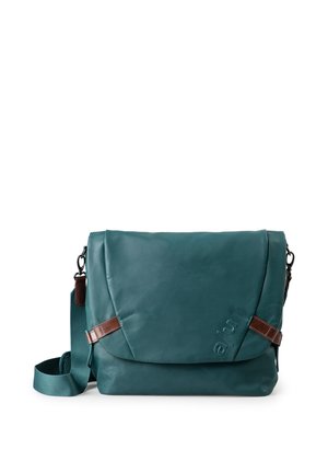 Teal groene messengertas met bruine leren accenten, verstelbare schouderriem en subtiel geperst logo op de klep, afgebeeld op een witte achtergrond.