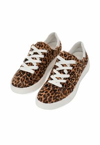 Tenisky s leopardím potiskem, hnědými a černými skvrnami, bílými plochými tkaničkami a bílou gumovou podešví, s textilním svrškem a polstrovaným límcem.
