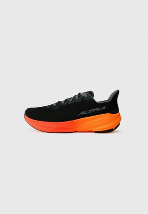 Chaussure de course noire avec une semelle extérieure orange. Elle possède une tige en mesh respirant, des lacets plats et un design de talon courbé pour plus de confort.