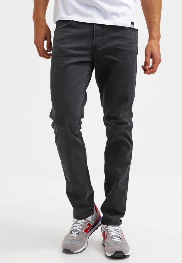 Musta farkut, joissa on slim fit -leikkaus, klassinen viisi-taskumallitus, hienovarainen haalistuminen ja pieni logo-etiketti vyötäröllä.