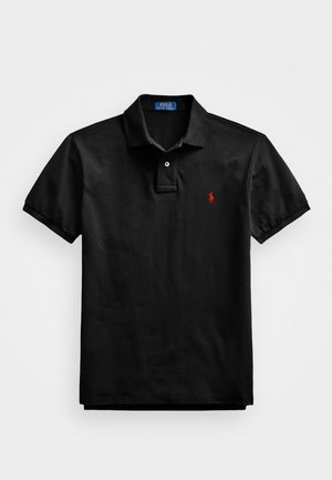 Polo nera a maniche corte con colletto, due bottoni e piccolo logo rosso ricamato sul petto sinistro. Nessuna distrazione visibile sullo sfondo.