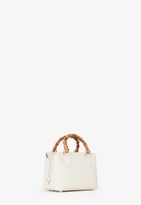 Borsa a mano bianca in pelle con manici in bambù, forma strutturata, due tasche laterali e chiusura con zip. Texture chiara e design robusto.