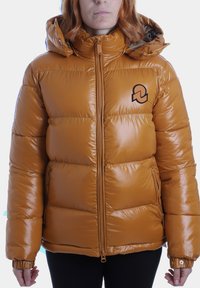 Giacca a vento in arancione metallico, con colletto alto, chiusura con zip frontale e logo nero. Include tasche laterali e polsini a coste.