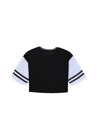 Top corto in rete nera con ampie maniche in rete bianca, caratterizzato da dettagli a righe bianche e nere sulle maniche, scollatura rotonda e design corto.