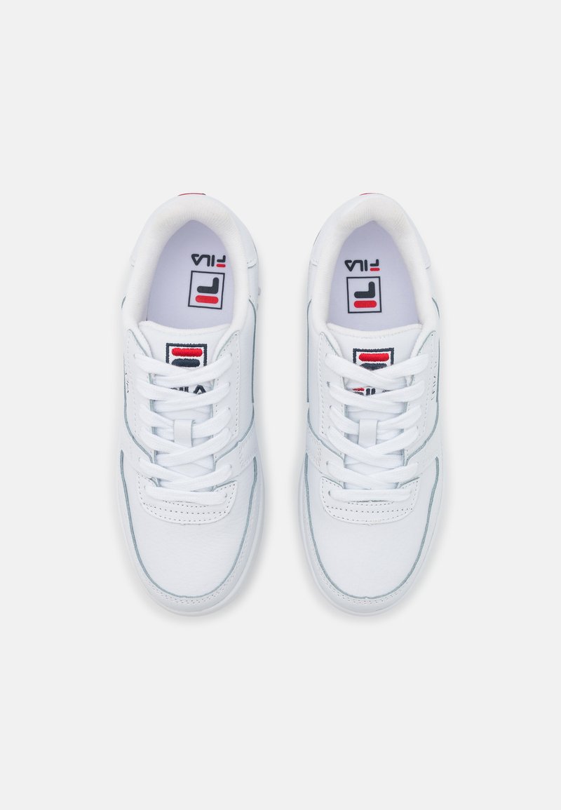 Sneakers bianchi con tomaia in pelle liscia, design classico con lacci e sottili dettagli grigi. Presenta il logo Fila sulla linguetta e sul lato.