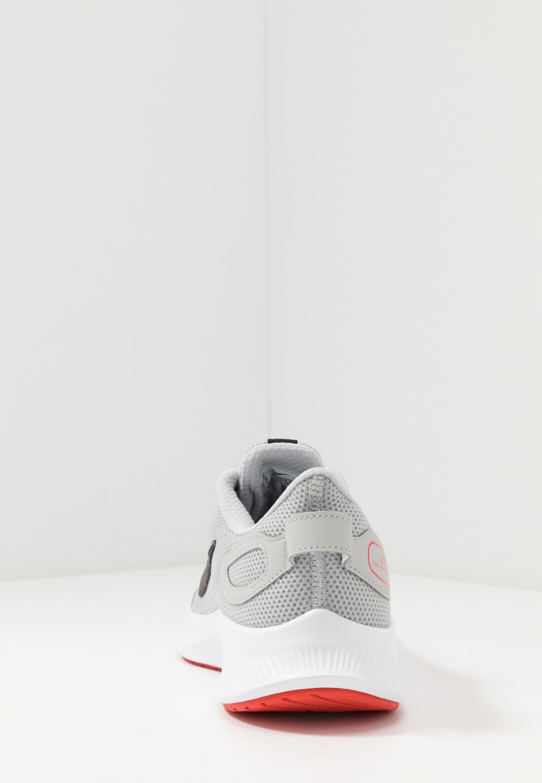 Nike Performance RUNALLDAY 2 - Zapatillas de running neutras - grey  fog/black/chile red/racer blue/gris - Zalando.es