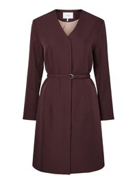 Μπουφάν μπορντό με V-λαιμόκοψη, μακριά μανίκια και ζώνη στη μέση. Κατασκευασμένο από απαλό ύφασμα, με καθαρό σχεδιασμό μπροστά και διακριτικές πιέτες.