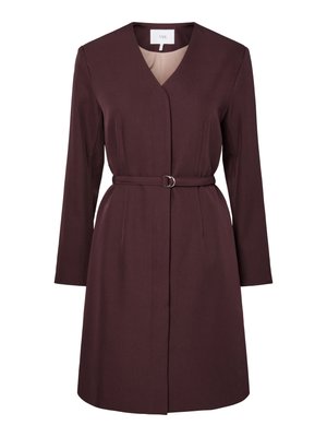 Manteau bordeaux avec un col en V, des manches longues et une taille ceinturée. Confectionné dans un tissu lisse, il présente un devant épuré et des plis subtils.