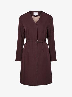 Burgunderfarget kåpe med V-hals, lange ermer og belte i livet. Laget av et glatt stoff, med et rent frontdesign og subtile folder.