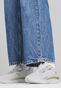 Puma SOFTRIDE ORLA DREAM - Chaussures de running sur route - white gold matte gold