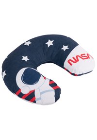 Cuscino a forma di U di colore blu navy con stelle bianche, dotato di una grafica stampata di un astronauta NASA e dettagli rossi. Texture del tessuto morbida.