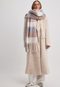 NA-KD CHECKERED - Sjal / Tørklæder - beige