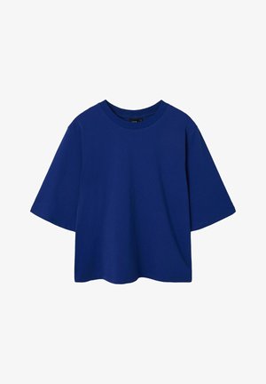 Camiseta de manga corta en algodón azul vibrante. Presenta un cuello redondo y un corte relajado, con una textura suave y sin patrones visibles.