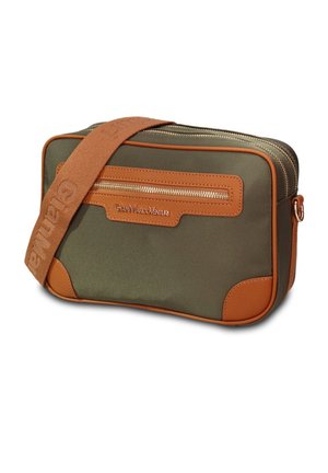 Sac bandoulière rectangulaire vert olive avec garniture en cuir marron, poche zippée à l'avant et bandoulière en tissu marron réglable avec logo embossé.