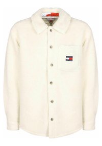 Vit fleece skjortjacka med krage, fyra framskiftande knappar och en bröstficka med en blå och röd logopatch. Mjuk textur.