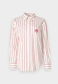 Camicia bianca a maniche lunghe con strisce verticali rosse, colletto button-down, taschino frontale e piccolo logo ricamato sul petto.