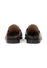 Pantofi slip-on din piele neagră, cu vârf rotund, talpă plată și textură netedă. Interiorul este de culoare bej, evidențiind un design minimalist, fără embellishments.