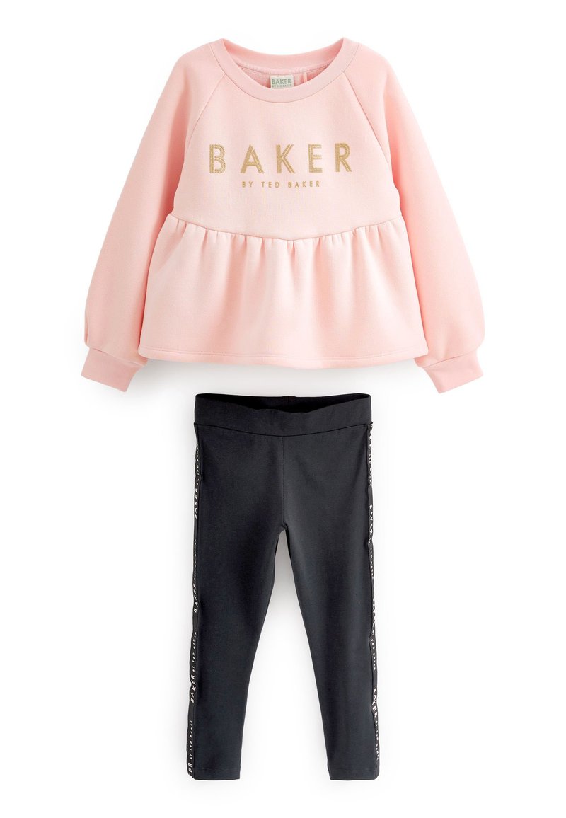 Sweatshirt rose clair avec "BAKER" en lettres dorées et leggings noirs avec une rayure blanche contenant du texte. Tissu doux et design décontracté.