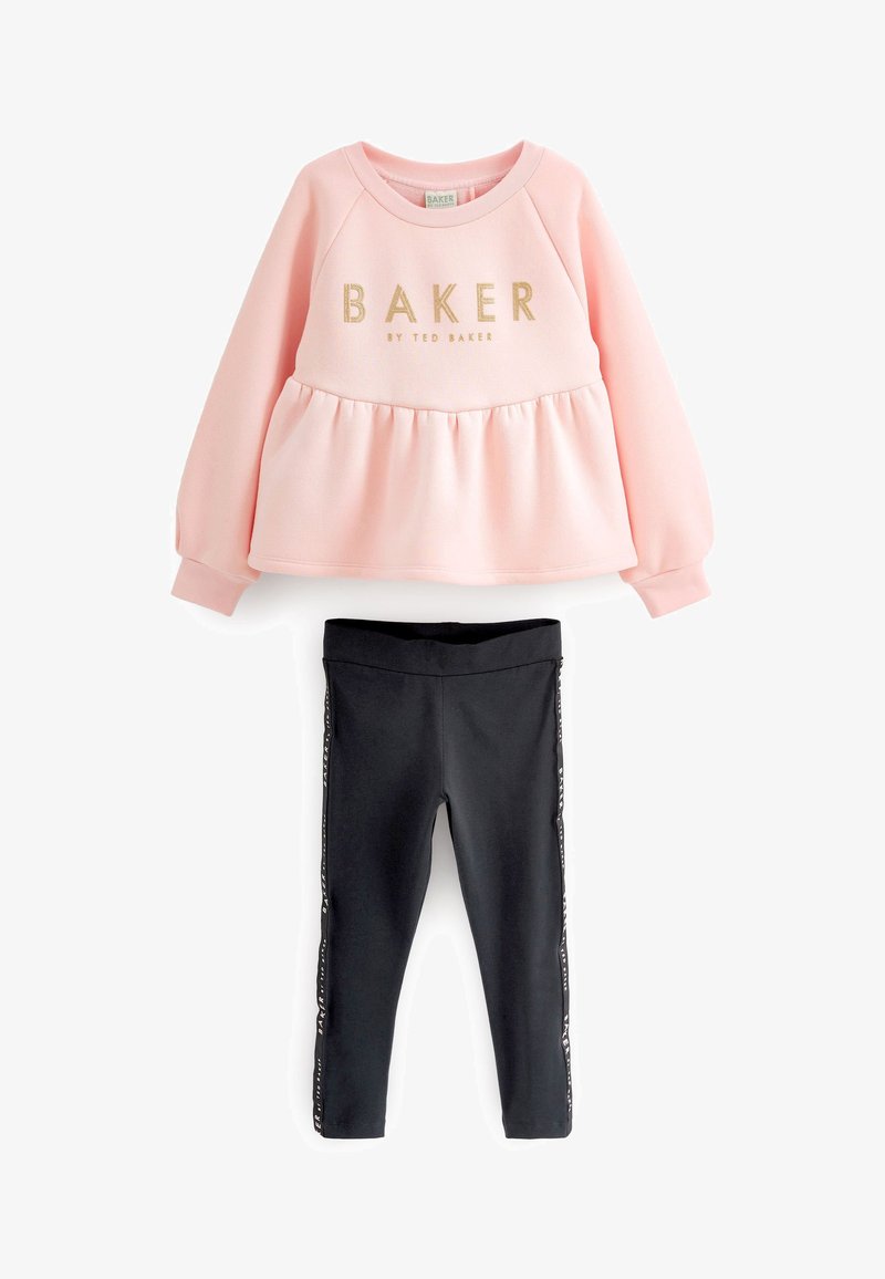 Jasnoróżowy sweatshirt z napisem "BAKER" w złotym kolorze oraz czarnymi legginsami z białym paskiem po boku z tekstem. Miękka tkanina i casualowy design.