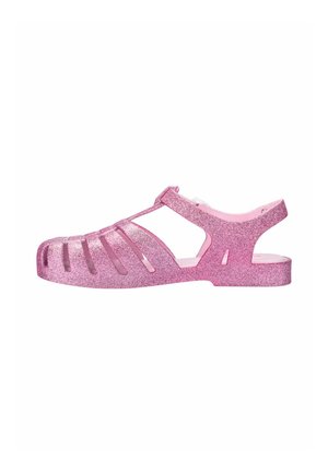 Sandalias rosa con purpurina, diseño recortado, correa ajustable y suela plana. Textura suave con un acabado brillante, adecuadas para un uso casual.