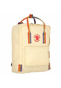 Béžový batoh Fjällräven Kånken s duhovými popruhy, obdélníkový tvar, přední kapsa a kulaté logo. Vyrobeno z odolné tkaniny.