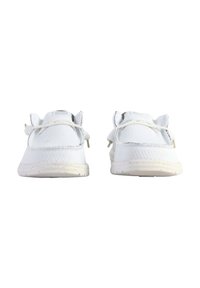 Zapatillas deportivas blancas con parte superior de textil, puntera redonda y lengüeta acolchada. Presenta cordones y una suela texturizada. Diseño limpio sin logotipos visibles.
