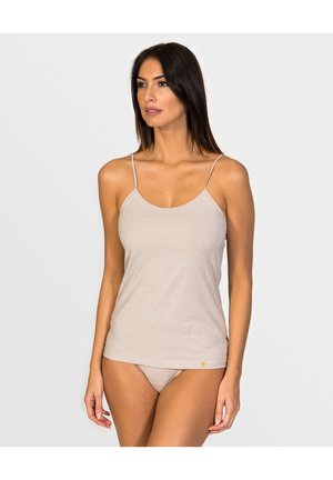 Top de tirantes fino de color beige con canalé y escote redondeado, que presenta un pequeño logo acentuado cerca del dobladillo y una textura suave y elástica.