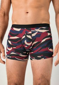 Męskie bokserki w kamuflażowym wzorze w kolorach ciemnoczerwonym, niebieskim i beżowym. Wykonane z miękkiej tkaniny z czarną elastyczną talią.