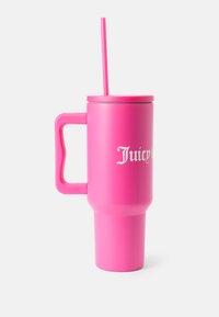 Rozā izolēts ceļojumu krūze ar rokturi, salmiņu un skrūvējamu vāciņu. Ar baltu uzrakstu "Juicy Couture". Gluda tekstūra.