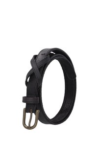Ceinture en cuir noir enroulée avec une boucle en métal de couleur laiton, présentant des bords cousus et une boucle près de la boucle métallique.