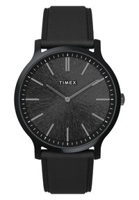 Montre Timex noire avec un cadran gris foncé texturé, des index et des aiguilles argentés. Bracelet en cuir noir lisse avec des détails de couture.