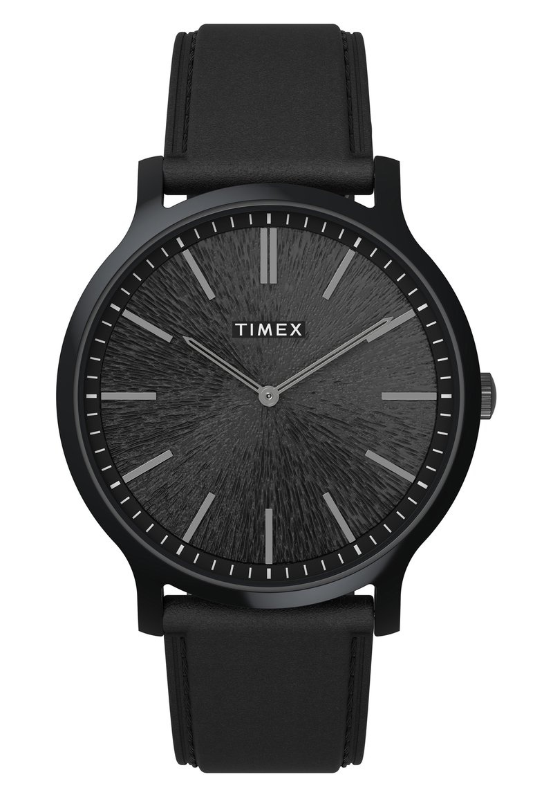 Montre Timex noire avec un cadran gris foncé texturé, des index et des aiguilles argentés. Bracelet en cuir noir lisse avec des détails de couture.