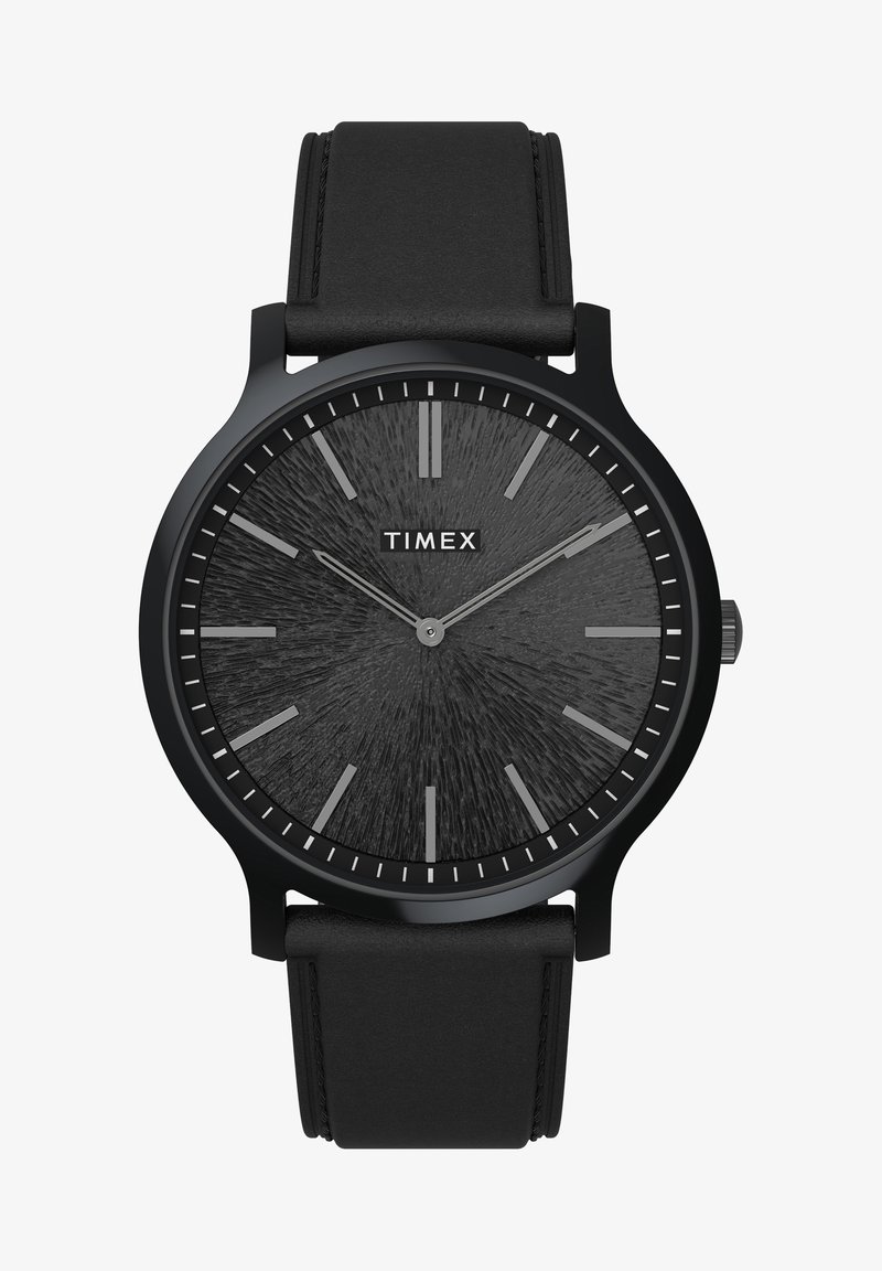 Schwarze Timex-Uhr mit einem strukturierten dunkelgrauen Zifferblatt, silbernen Stundenmarkierungen und -zeigern. Glatter schwarzer Lederarmband mit gesteppten Details.