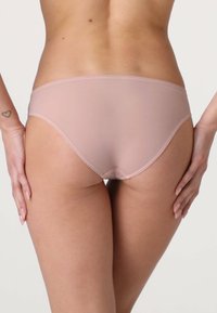Biancheria intima rosa senza cuciture con tessuto morbido e trasparente. Presenta un design a vita bassa e una fascia elastica liscia. Cuciture minime visibili.