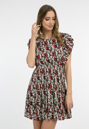 Rochie cu un design cu volane la umeri, având un model cu imprimeu de șarpe în nuanțe de roșu, negru și alb. Material ușor, talie accentuată și fustă evazată.