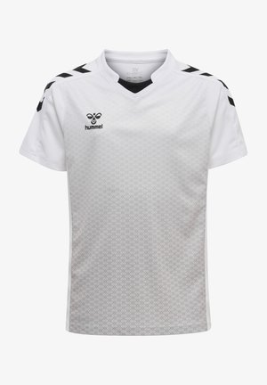 Camiseta deportiva blanca con un sutil patrón hexagonal, acentos negros en el cuello y los hombros, con el logo de Hummel en un lugar destacado.