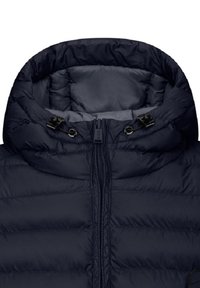 Giacca trapuntata blu navy con colletto alto, chiusura a zip e dettagli con cordino. Textura trapuntata e fodera interna liscia.