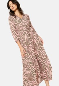 Maxikleid in Hellrosa mit grünen Zebra-Streifen, mit Knopfverschluss vorne, lockerer Passform und gestuften Rüschensaum. Lange Ärmel und taillierter Schnitt.